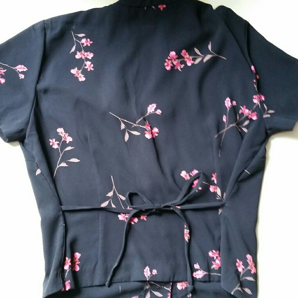 Back tie blouse - Picture 2 of 4